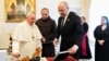 Papa Franja sa ukrajinskim premijeromDenisom Šmihalom koji mu je poklonio keramičkog petla i knjigu fotografija o zverstvima tokom ruske invazije u raznim ukrajinskim gradovima, uključujući Buču, 27. april 2023. 