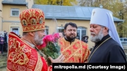 Mitropolitul Vladimir (dreapta) sosește la parohia „Sf. Mare Mucenic Dimitrie, Izvorâtorul de Mir” din sectorul Botanica al capitalei și este întâmpinat de protopopul Pavel Borșevschi (stânga), Chișinău, noiembrie 2021.