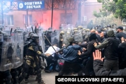 Masat e BE-së ishin vënë si pasojë e tensioneve në veriun e banuar me shumicë serbe, që kulmuan me dhunën mes protestuesve serbë dhe forcave të sigurisë, përfshirë trupat ndërkombëtare.