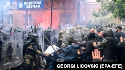 Sukob lokalnih Srba i pripradnika KFOR-a ispred zgrade opštine u Zvečanu, na seeveru Kosova, 29. maja 2023.