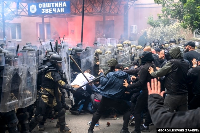 Masat e BE-së ishin vënë si pasojë e tensioneve në veriun e banuar me shumicë serbe, që kulmuan me dhunën mes protestuesve serbë dhe forcave të sigurisë, përfshirë trupat ndërkombëtare.