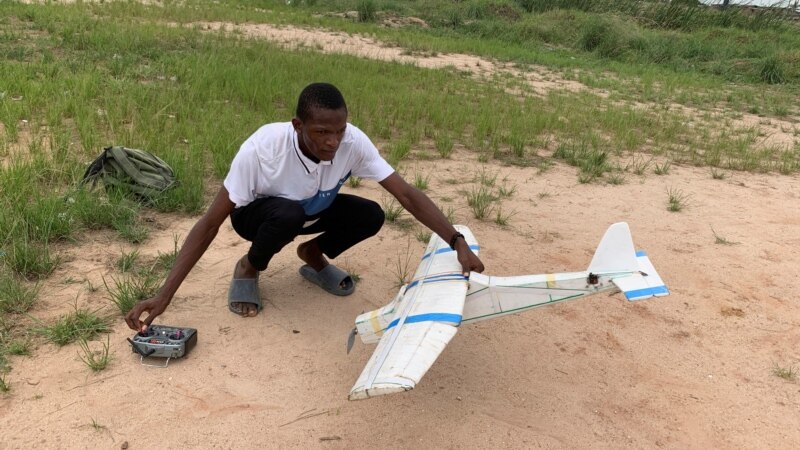 Nigeriani ndërton model aeroplani nga mbeturinat
