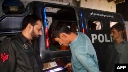 بسیاری از مهاجرین میگویند که پولیس پاکستان برخورد خشن با افغانها دارد