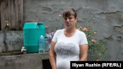  Мирослава Манева пред чешмата, от която не тече вода. 