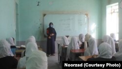 یک صنف درسی دختران در ولایت فراه که حالا در نتیجه وضع محدودیت های طالبان مسدود شده است
