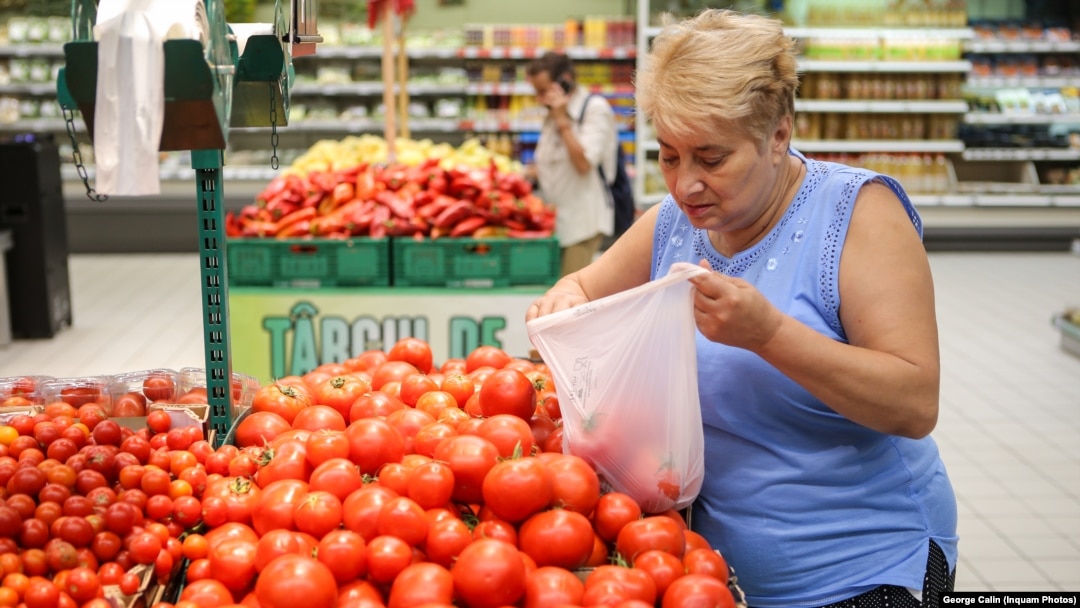 Guvernul a adoptat Ordonanța de Urgență care reduce adaosul comercial practicat de producători și comercianți la 14 dintre alimentele de bază. Roșiile sunt pe lista de produse agricole și alimentare vizate de OUG. (Imagine generică)