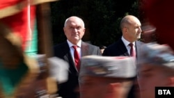 Служебният премиер и външен министър Димитър Главчев (вляво) и президентът Румен Радев наблюдават военния парад, 6 май 2024 г.