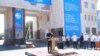 Министрлер кабинетинин төрагасынын орун басары Бакыт Төрөбаев "Ысык-Көлдү сактайлы" иш-чарасында сүйлөп жатат. Балыкчы шаары. 1-июль, 2023-жыл. Сүрөт Министрлер кабинетинин расмий сайтынан алынды.
