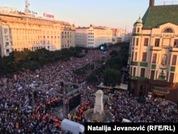 Pamje prej nisjes së protestës në Beograd.