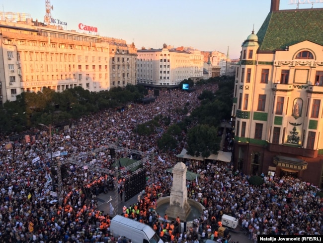 Pamje prej nisjes së protestës në Beograd.