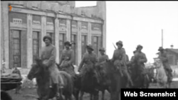 Омбы қаласындағы архивтен табылған Алаш әскері туралы видеодан скриншот.