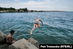 Дети купаются в Кайраккумском водохранилище. Таджикистан, Согдийская область, 17 июня 2024 года