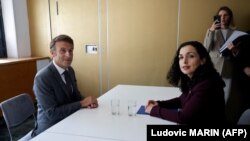 Presidentja e Kosovës, Vjosa Osmani gjatë një takimi me presidentin francez, Emmanuel Macron, në Granada, Spanjë, 5 tetor 2023.