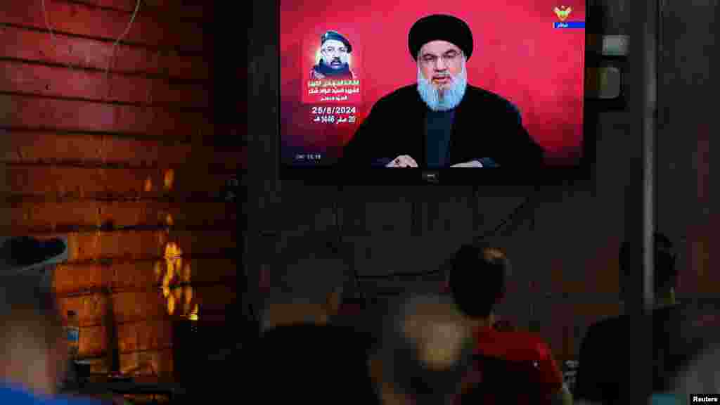 A Hezbollah vezetője, Szajjed Hasszán Naszrallah televíziós beszédét nézik egy bejrúti kávézóban 2024. augusztus 25-én.&nbsp;A Hezbollah rakéta- és dróncsapásai egy Tel-Aviv melletti hírszerző bázisra irányultak &ndash; mondta Naszrallah. Netanjáhú izraeli miniszterelnök azt mondta, hogy az összes drónt elfogták, amelyek az általa stratégiai fontosságúnak nevezett közép-izraeli helyszínt célozták