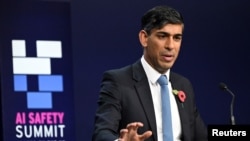 Rishi Sunak na pres-konferenciji samita o umjetnoj inteligenciji u Bletchley Parku, Velika Britanija, 2. novembra 2023.