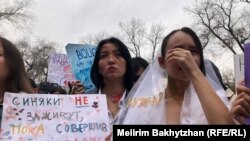 Митингге мажбурлап турмушка узатылган кыздын жана зомбулукка кабылган аялдын образында чыккан активисттер. 