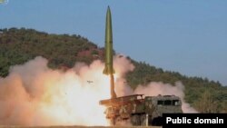 Тактическа балистична ракета с твърдо гориво KN-23, изстреляна по време на обучение в Северна Корея. 