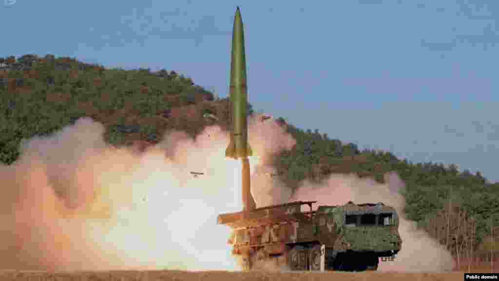 Egy KN&ndash;23 szilárd hajtóanyagú taktikai ballisztikus rakéta indítása egy észak-koreai gyakorlat során.&nbsp;Ukrajna nem pontosította, hogy szerinte mely észak-koreai rakétákat használta Oroszország, de elemzők a KN&ndash;23-asra mutattak rá, amely külsőleg szinte teljesen megegyezik az orosz Iszkanderrel, és a KN&ndash;24-esre, amely az amerikai gyártmányú ATACMS másolata