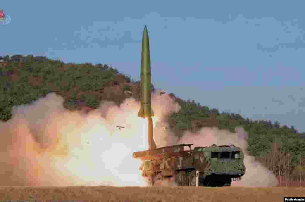 Архивное фото твердотопливной тактической баллистической ракеты KN-23, запускаемой во время учений в Северной Корее. Украина не уточнила, какие именно северокорейские ракеты, по её мнению, использовались Россией, но аналитики считают, что это KN-23, которая внешне очень похожа на российский &laquo;Искандер&raquo;, а также на ракеты KN-24, явную копию американской ракеты ATACMS