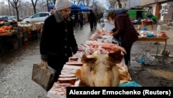 Стихийный рынок в оккупированном российскими войсками Мариуполе.