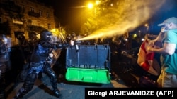 Полиция использует перцовый газ при разгоне протестующих против законопроекта об "иноагентах", Тбилиси, 30 апреля 2024 года