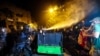 Полицијата за време на немирите користи бибер спреј за да ги растера демонстрантите на собирот против контроверзниот предлог-закон за „странски агенти“ пред парламентот во Тбилиси, 30 април, 2024 година.