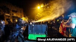 Полиция использует перцовый газ при разгоне протестующих против законопроекта об «иноагентах», Тбилиси, 30 апреля 2024 года.