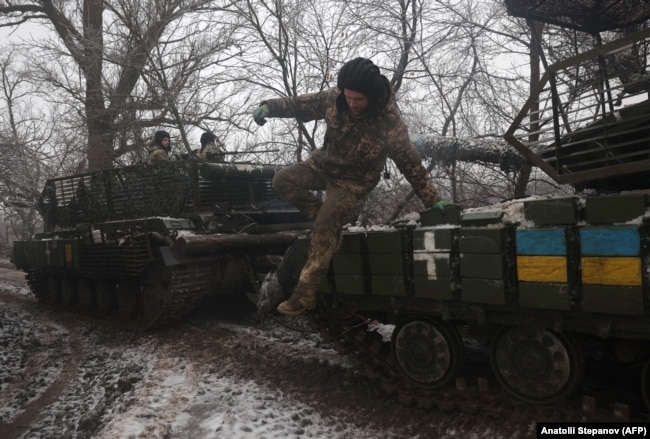 Украинские танкисты принимают участие в учениях недалеко от линии фронта на бахмутском направлении в Донецкой области. 15 декабря 2023 года