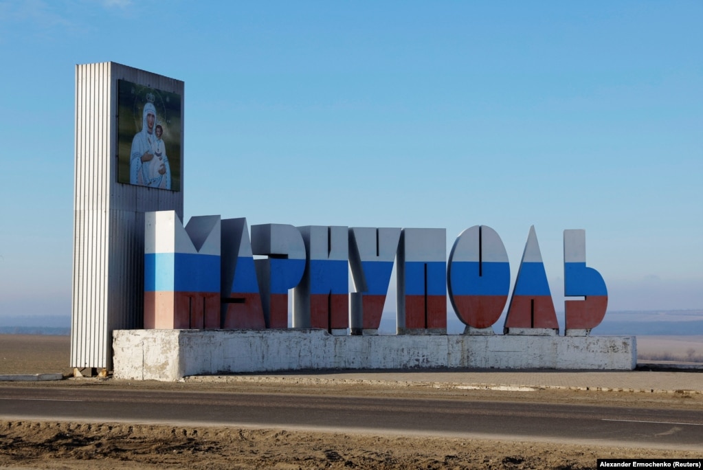Monument i Mariupolit, i pikturuar me ngjyrat e flamurit rus. Më herët ai kishte ngjyrat kaltër dhe verdhë, sikurse flamuri i Ukrainës.