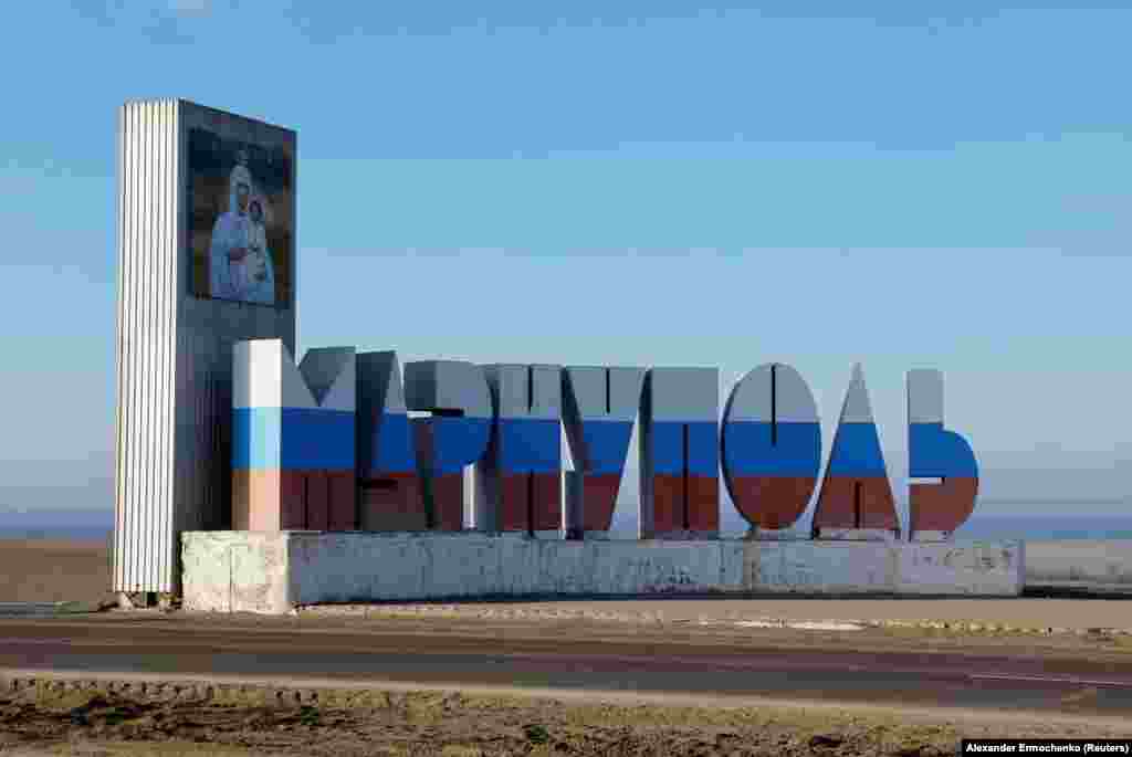 The stele of Mariupol, painted in the colors of the Russian flag. The monument was previously painted in the blue and yellow of Ukraine. &nbsp; &nbsp;