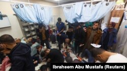 დაჭრილი პალესტინელები ნასერის საავადმყოფოში, ისრაელის არმიის მიერ ღაზის სექტორის სამხრეთში ქალაქ ხან-იუნისის დაბომბვის შემდეგ. 5 დეკემბერი, 2023 წელი 