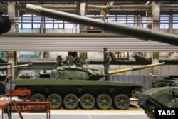 Росія, Свердловська область. Нижній Тагіл. Танк Т-72Б3 у механозбірному цеху «Уралвагонзаводу». Фото «ТАСС»