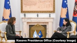 Presidentja e Kosovës, Vjosa Osmani (djathtas), e pret në takim ambasadoren izraelite në Prishtinë, Tamar Ziv, 29 janar 2024.