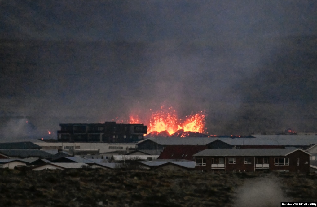 Shpërthimet e lavës afër shtëpive të banimit në Grindavik.