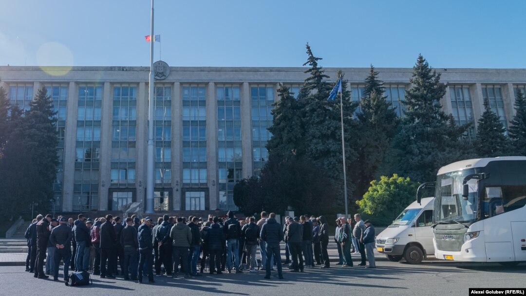 Mai mulți transportatori s-au adunat în fața Guvernului nemulțumiți de noul Cod al transportului rutier.