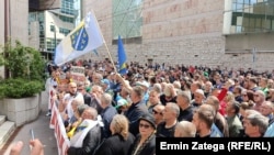 Protesta para Parlamentit të Federatës bosnjake-kroate, gjatë seancës së Dhomës së Përfaqësuesve të këtij Parlamenti, 28 prill 2023.