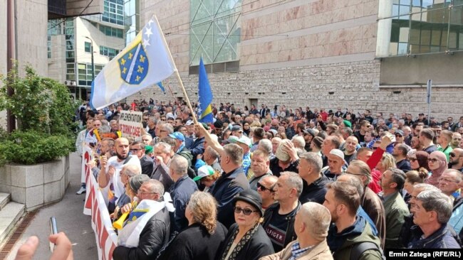 Protesta para Parlamentit të Federatës bosnjake-kroate, gjatë seancës së Dhomës së Përfaqësuesve të këtij Parlamenti, 28 prill 2023.