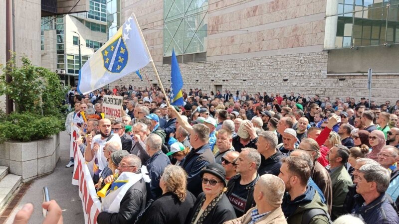 Članovi SDA na protestima u Sarajevu zbog Schmidtovih odluka o vladi FBiH