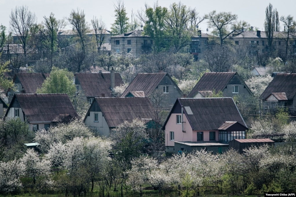 Shtëpi në Privillja, një qytet me rreth 6500 banorë në rajonin Luhansk të Ukrainës lindore. Kjo foto është bërë në prill të vitit 2022 kur Privillja ishte një vendbanim i vijës së parë të frontit, por kryesisht nuk ishte dëmtuar.