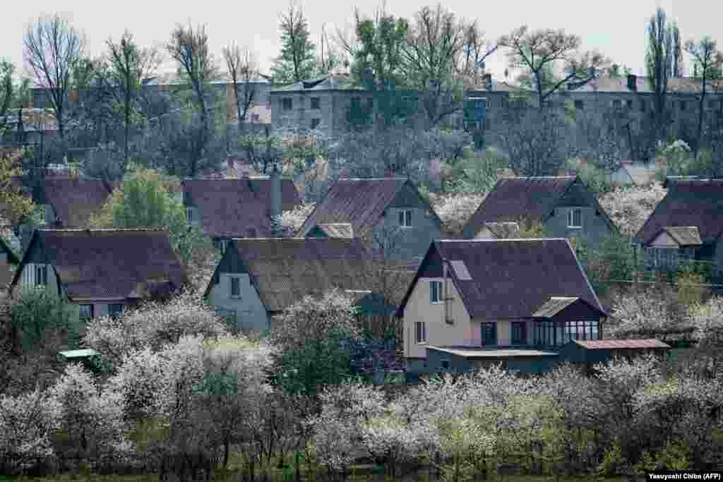 Дома в Приволье, городе с населением около шести с половиной тысяч человек в Луганской области на востоке Украины. Фото снято в апреле 2022 года, когда Приволье было прифронтовым городом, хотя практически не повреждённым войной