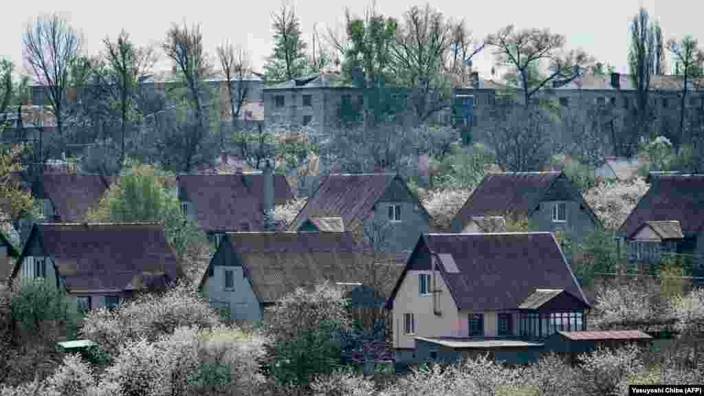 До: будинки в Привіллі, містечку з населенням близько 6500 осіб у Луганській області на сході України.&nbsp;Це фото було зроблене у квітні 2022 року, коли Привілля було прифронтовим, але майже не зруйнованим населеним пунктом. Після:&nbsp;залишки передмістя Привілля, сфотографовані в червні 2022 року, того ж місяця, коли, як стверджували російські війська, вони захопили місто