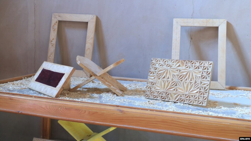 Il design dello stile di lavorazione del legno Nuristani è socialmente simbolico e spesso utilizzato per segnalare o indicare atti di coraggio, come nella caccia. 
