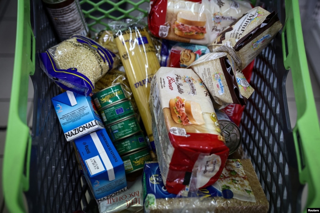 Një karrocë pazari me produkte ushqimore në Caritas Emporium, një dyqan i financuar me para të mbledhura nga Shatërvani Trevi, ku njerëzit me të ardhura të ulëta mund të blejnë produkte bazë duke përdorur pika në vend të parave, në Romë, Itali, 27 shkurt 2024.