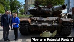 Președinta Comisiei Europene, Ursula von der Leyen, vizitează o expoziție cu vehicule militare rusești distruse în centrul Kievului, la 9 mai.
