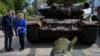 Comisia Europeană propune ca jumătate din achizițiile militare făcute de țările UE să fie cheltuiți în spațiul comunitar. Imagine din timpul unei vizite la Kiev a președintei Comisiei la Kiev. 