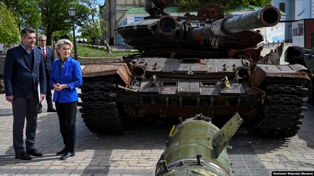 Comisia Europeană propune ca jumătate din achizițiile militare făcute de țările UE să fie cheltuiți în spațiul comunitar. Imagine din timpul unei vizite la Kiev a președintei Comisiei la Kiev. 