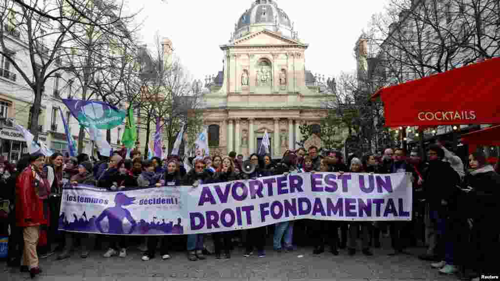 A Párizs központjában összegyűlt abortuszjogi aktivisták üdvözölték a döntést. A transzparenseken Az abortusz alapvető jog&nbsp;és A nők döntenek&nbsp;felirat olvasható