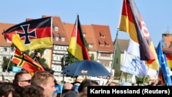 În imagine, participanți la un miting electoral organizat de AfD in Erfurt, Germany, în 31 august, înainte de alegerile regionale din landul Turingia.