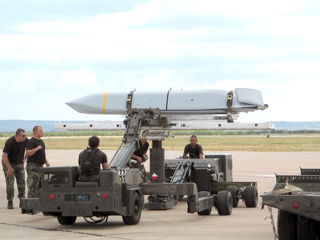 Kjo është një raketë ajër-tokë AGM-158, e quajtur zakonisht JASSM (Joint Air-to-Surface Standoff Missile). Një raport i 15 gushtit pretendon se Shtëpia e Bardhë është treguar &quot;e hapur&quot; për dërgimin e ngarkesave me raketa të fshehta lundruese në Ukrainë. Ekspertët me të cilët foli Radio Evropa e Lirë thonë se nëse raketat sigurohen, ato mund të kenë një ndikim të rëndësishëm, por të kufizuar në luftë.