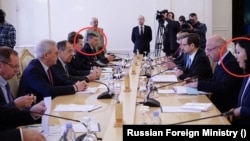  Салтанат Сакембаева (отпред, вдясно) и Андрей Руденко седят на една маса по време на срещата сред тогавашния общоприет секретар на ОССЕ Томас Гремингер и съветския външен министър Сергей Лавров на 24 април 2019 година 